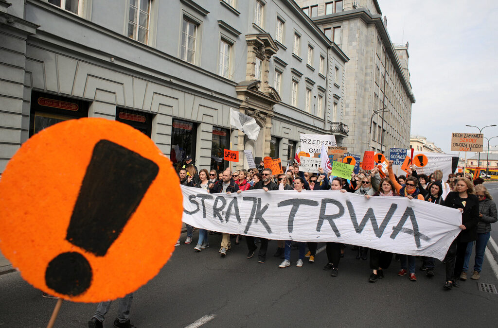 Протест в подкрепа на учителската стачка. На плаката пише: "Стачката продължава"