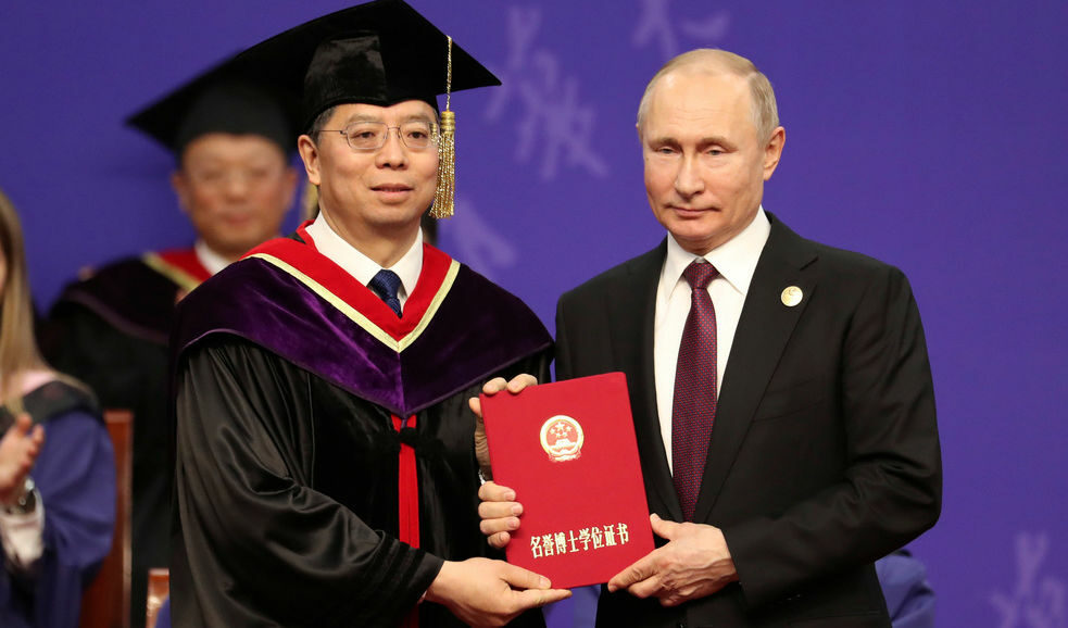 Китайският президент Си Дзинпин дава почетно научно звание на руския си колега Владимир Путин