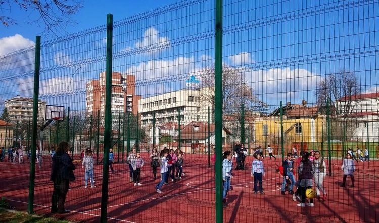 Упражненията, по които ще бъдат оценявани учениците, са: бягане на 30 метра, скок на дължина от място, хвърляне на плътна топка с две ръце над глава, бягане на 200 метра и тест за ловкост Упражненията, по които ще бъдат оценявани учениците, са: бягане на 30 метра, скок на дължина от място, хвърляне на плътна топка с две ръце над глава, бягане на 200 метра и тест за ловкост
