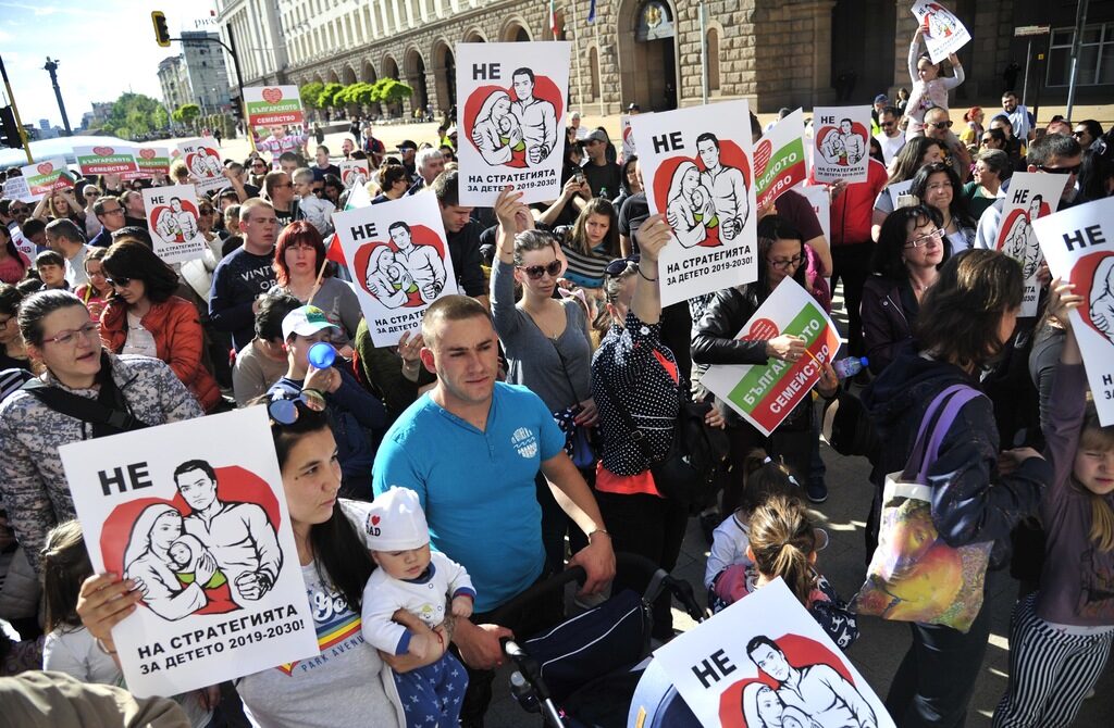 Момент от протеста в София с настояване изцяло да бъде оттеглен проектът за стратегия за детето, който в момента е замразен. Ден по-рано Министерството на труда и социалната политика заяви, че протестът всъщност е срещу фалшиви новини и неверни интерпретации