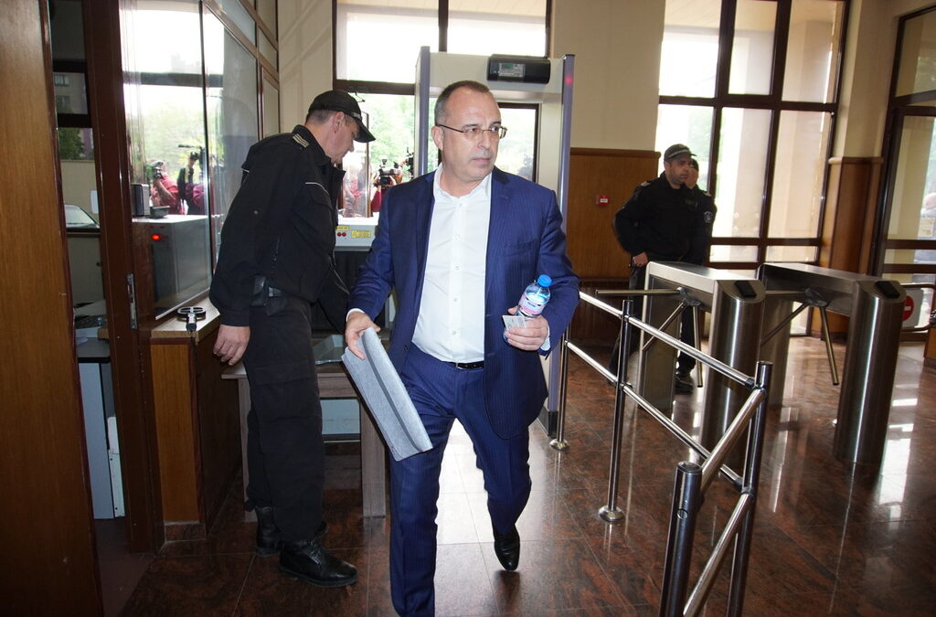 Порожанов се ползва с по-голямо доверие от верния съратник Цветанов, от преданата Цачева, от партийната надежда Делян Добрев, напуснали постове по знак на Лидера.