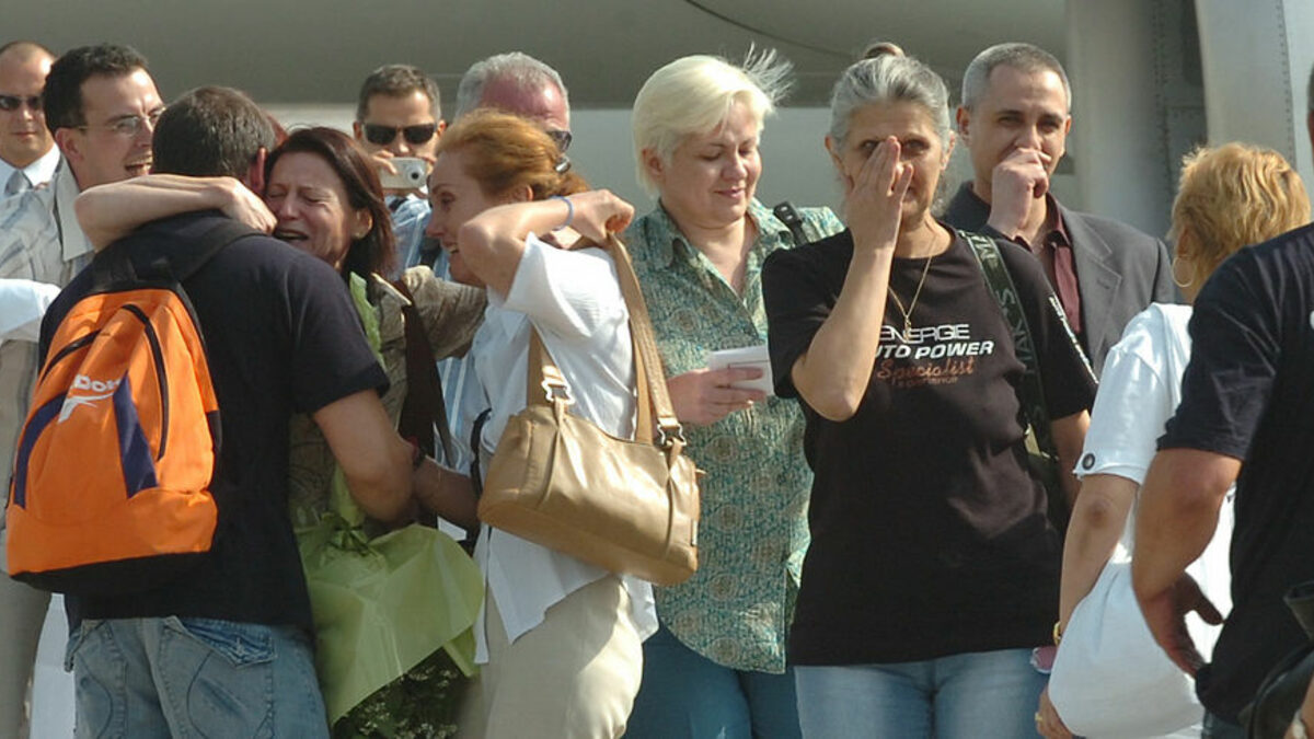 Медиците се завърнаха в България през 2007г. със самолета на тогавашната първа дама на Франция Сесилия Саркози и бяха помилвани от президента Георги Първанов.