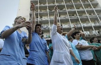 Протестите на лекарите и медицинските сестри в "Пирогов" продължиха три месеца и доведоха до уволнението на ръководството на болницата. Новите шефове откриха, че старото управление е било пагубно за лечебното заведение Протестите на лекарите и медицинските сестри в "Пирогов" продължиха три месеца и доведоха до уволнението на ръководството на болницата. Новите шефове откриха, че старото управление е било пагубно за лечебното заведение