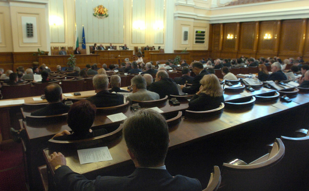 Парламентът обсъжда днес вота на недоверие заради "обвързаността на правителството с престъпността" Парламентът обсъжда днес вота на недоверие заради "обвързаността на правителството с престъпността"