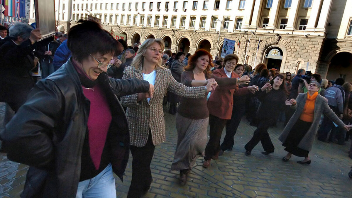 На поредния си митинг пред Министерския съвет учителите освиркаха предложението на правителството за 650 лв. средна брутна заплата от юли. В четвъртък ще се проведе вторият национален учителски митинг, организиран от синдикатите. Очаква движението в центъра на София отново да бъде блокирано