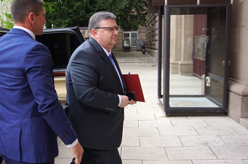 Срещата между президента Румен Радев и главния прокурор Сотир Цацаров продължи около час и двадесет минути. Срещата между президента Румен Радев и главния прокурор Сотир Цацаров продължи около час и двадесет минути.