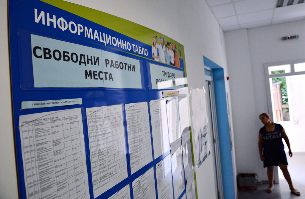 Продължително безработните са половината от хората без работа