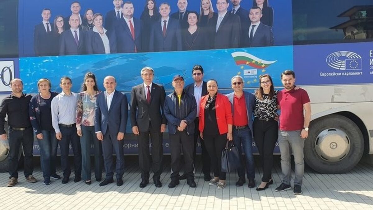 Доган се появи на снимка, разпространена от пресцентъра на ДПС в събота с текст: "Централният лъч на ДПС беше на кафе при почетния председател на ДПС д-р Ахмед Доган." Доган се появи на снимка, разпространена от пресцентъра на ДПС в събота с текст: "Централният лъч на ДПС беше на кафе при почетния председател на ДПС д-р Ахмед Доган."