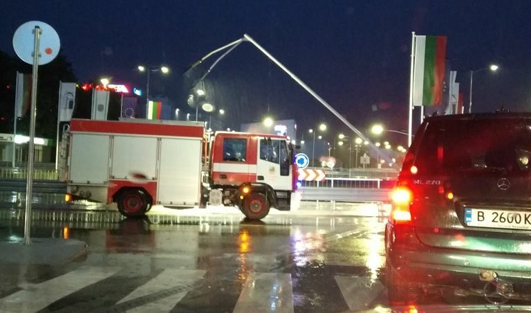 Пропадналото кръстовище на булевардите "Васил Левски" и "Владислав Варненчик" след снощния дъжд