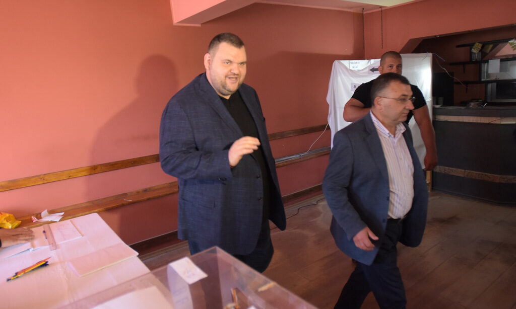Делян Пеевски гласува в село Св. Петка в неделя сутрин