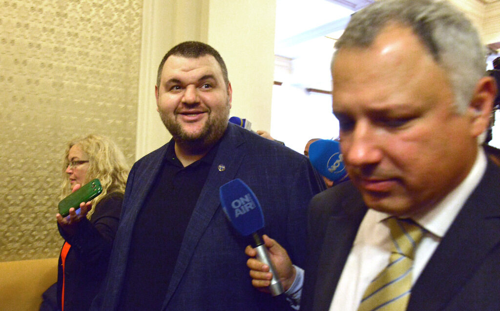 "Аз съм избран за народен представител, тук съм. Ходя си в районите и работя за хората", обяви Пеевски при втората си поява в парламента в рамките на две години