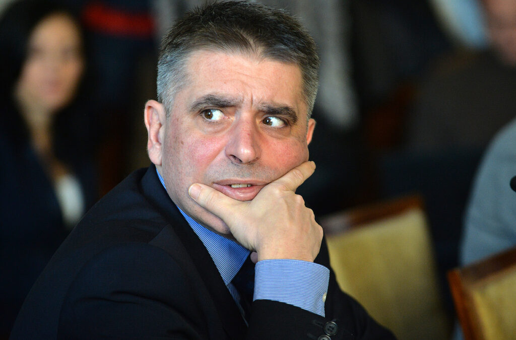 Министър Данаил Кирилов предупреди Лозан Панов, че в Народното събрание ще последва ожесточен дебат след доклада му