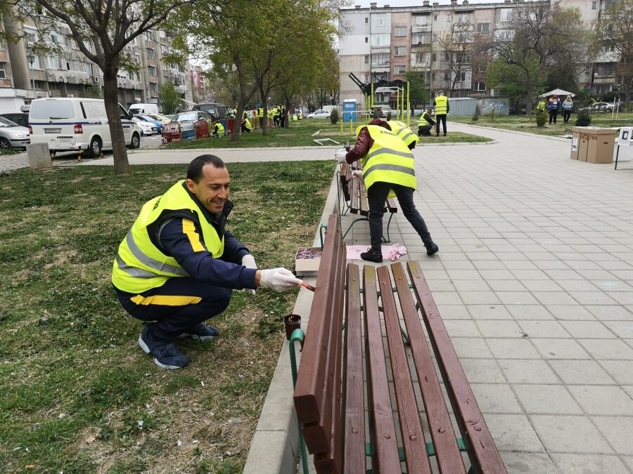 Кметът боядисва пейка в парк в района преди няколко седмици. На сайта на района има десетки подобни снимки.
