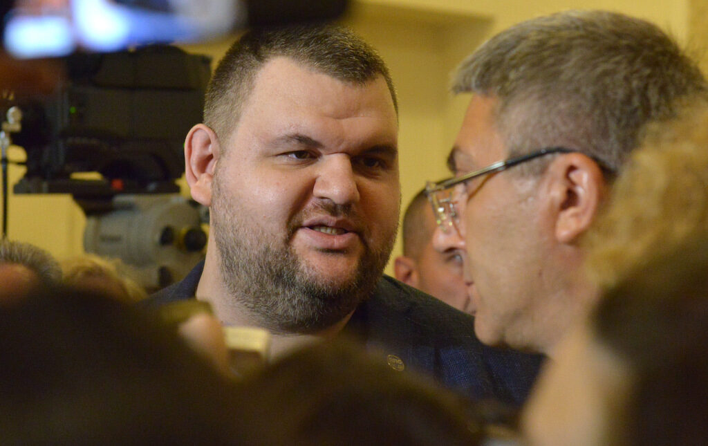 Делян Пеевски и Мустафа Катадайъ се отказаха от постовете си като евродепутати Делян Пеевски и Мустафа Катадайъ се отказаха от постовете си като евродепутати