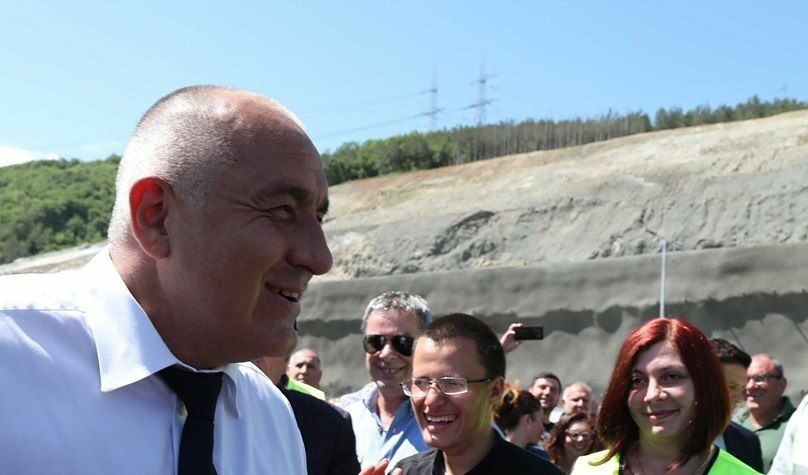 Самият премиер в изказванията си трескаво представя собствеността като враг на прогреса и държавата.