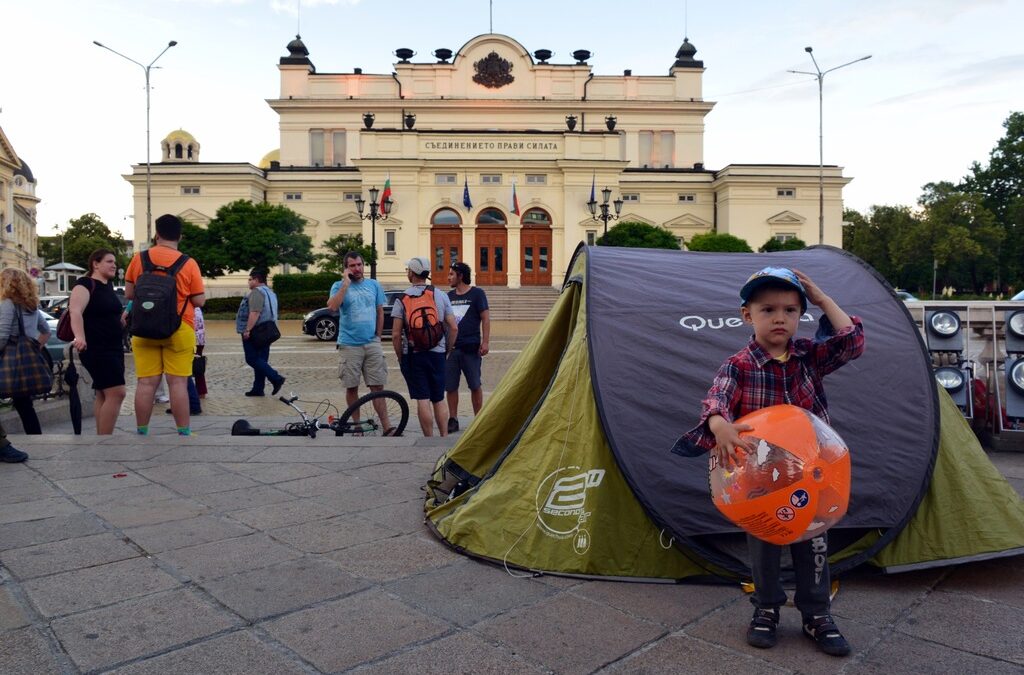 От няколко дни в София отново има протести против новите регулации за къмпингуването. На фона на критиките, че желаещите по-либерален режим и възможности за свободно къмпиране, увреждат природата и замърсяват, данните на Евростат показват, че в България няма почти никакви регламентирани места за регулирано къмпингуване. (Снимката е архивна)