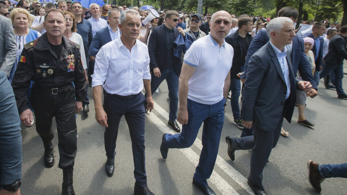 Лидерът на Демократическата партия Владимир Плахотнюк и временният президент Павел Филип в Кишинев.