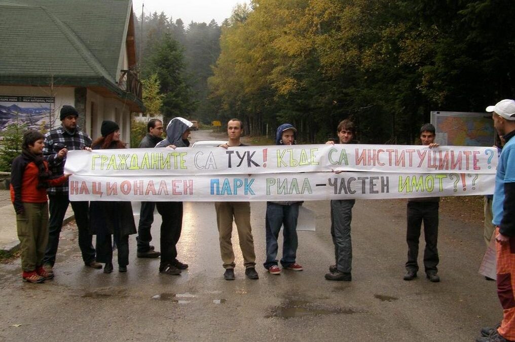 В събота (27.10) група от около 20 души се организира за мирна акция пред информационния център на Народен парк Рила.С плакати и брошури те изразяваха притеснението си от строежа на път и лифт в рамките на парка. Мирната акция прерасна в скандал, при който пострада Цвета Христова, от За Земята.
„Започнаха се заплахи, къде се намираме, да си ходим, че ще ни убият. На немска журналистка от АРД и беше обяснено, че такива като нея „са хвърчали от там”. „Да ви няма от тук! Веднага да ви няма, че ви отепем!” „Еколози, а?.. аз ще ви направя всички екологично чисти!” „Сапарева баня не е България. Това е наше тука!”, разказаха очевидци в съобщение до медиите. В събота (27.10) група от около 20 души се организира за мирна акция пред информационния център на Народен парк Рила.С плакати и брошури те изразяваха притеснението си от строежа на път и лифт в рамките на парка. Мирната акция прерасна в скандал, при който пострада Цвета Христова, от За Земята.
„Започнаха се заплахи, къде се намираме, да си ходим, че ще ни убият. На немска журналистка от АРД и беше обяснено, че такива като нея „са хвърчали от там”. „Да ви няма от тук! Веднага да ви няма, че ви отепем!” „Еколози, а?.. аз ще ви направя всички екологично чисти!” „Сапарева баня не е България. Това е наше тука!”, разказаха очевидци в съобщение до медиите.