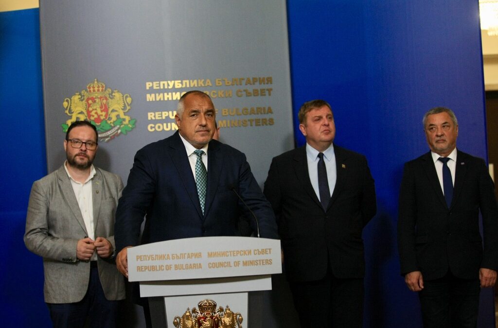 Според коалиционните партньори Борисов просто отиграва много добре ходовете на Слави Трифонов.