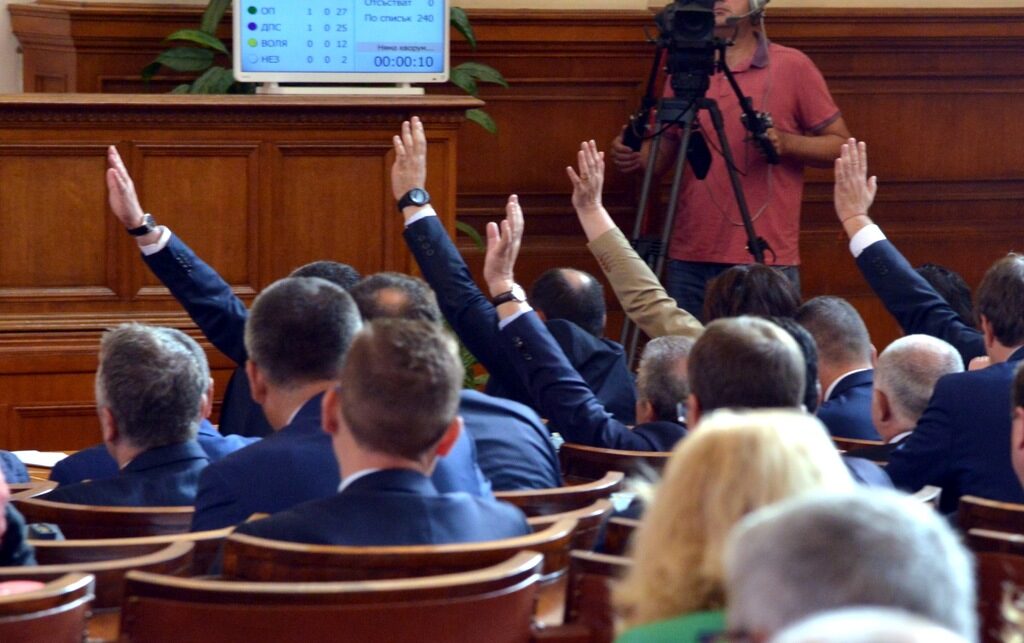 Депутати от БСП заявяват изказване с вдигната ръка. Депутати от БСП заявяват изказване с вдигната ръка.