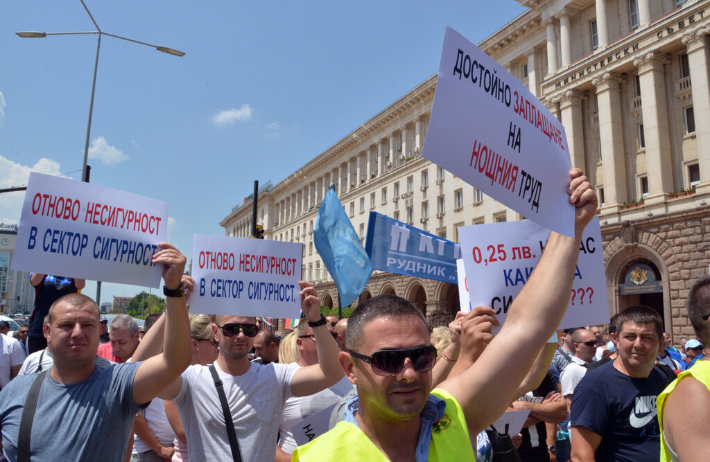 Близо 400 полицаи, пожарникари и надзиратели се събраха на протест пред сградата на Министерския съвет. Близо 400 полицаи, пожарникари и надзиратели се събраха на протест пред сградата на Министерския съвет.
