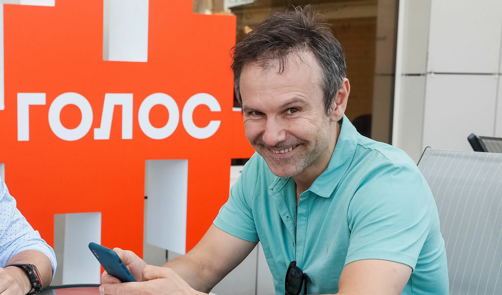 Рок звезда срещу комик - необичайното изпитание пред Зеленски