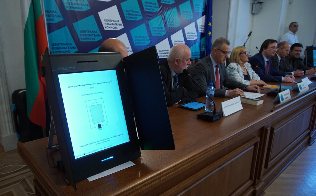 Демонстрация на машинно гласуване в ЦИК. Проблемите с него дойдоха от недостатъчната подготовка на членовете в секциионните комисии.