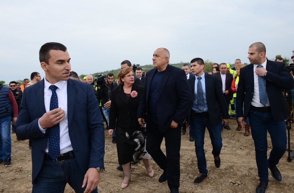 Борисов започна ударно да "качва" кампанията си в профила си във фейсбук: стриймвания, видеоматериали, снимки. Борисов започна ударно да "качва" кампанията си в профила си във фейсбук: стриймвания, видеоматериали, снимки.