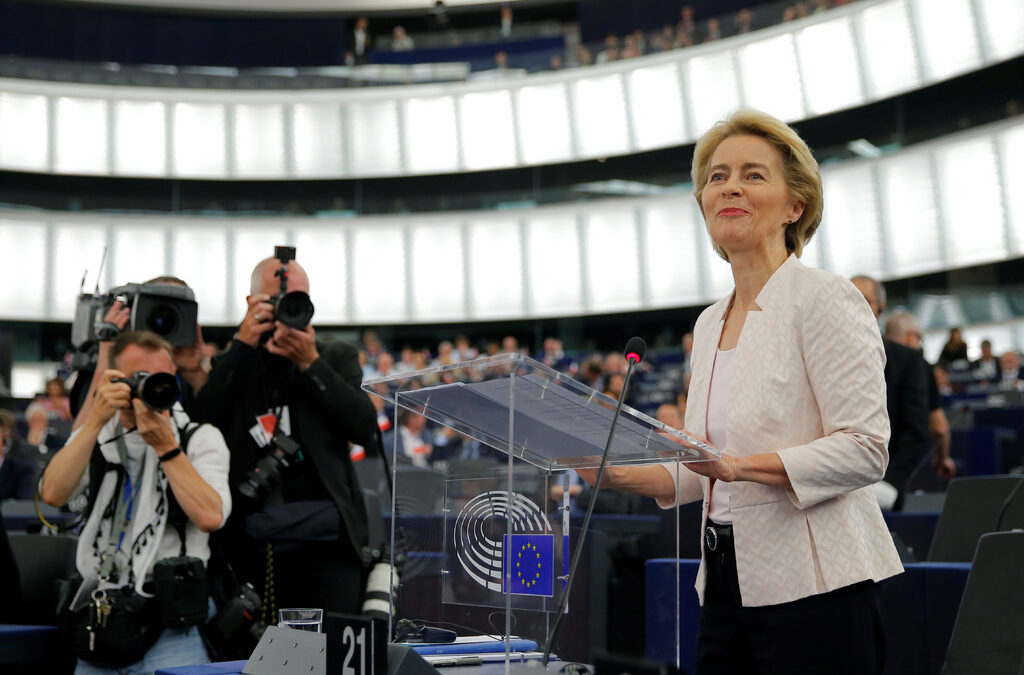 Фон дер Лайен наследява Юнкер след много слаба подкрепа в европарламента