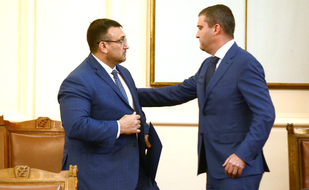 Тезата на министър Горанов, че "информацията на българските граждани продължава да бъде защитена" е, меко казано, нелепа. Тезата на министър Горанов, че "информацията на българските граждани продължава да бъде защитена" е, меко казано, нелепа.
