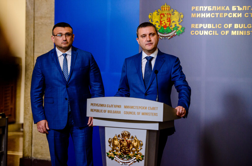 Нищо че финансовият министър ви успокоява, че данните ви са защитени - може да се окажете без нищо.