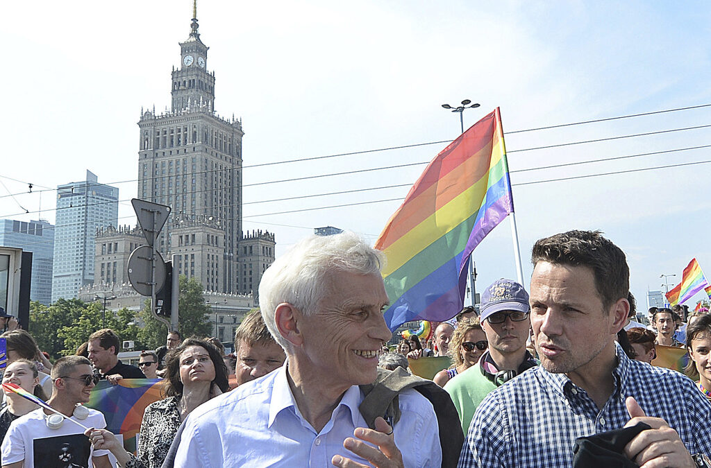 Настоящият и бившият кмет на Варшава на парада през юни