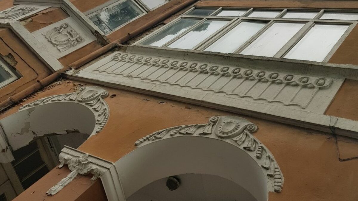 Къщата на мястото на която трялва да бъде изграден 8 етажен хотел