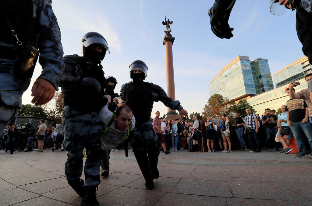 Арестуваните опозиционери в Москва са близо 1400, Навални влезе в болница