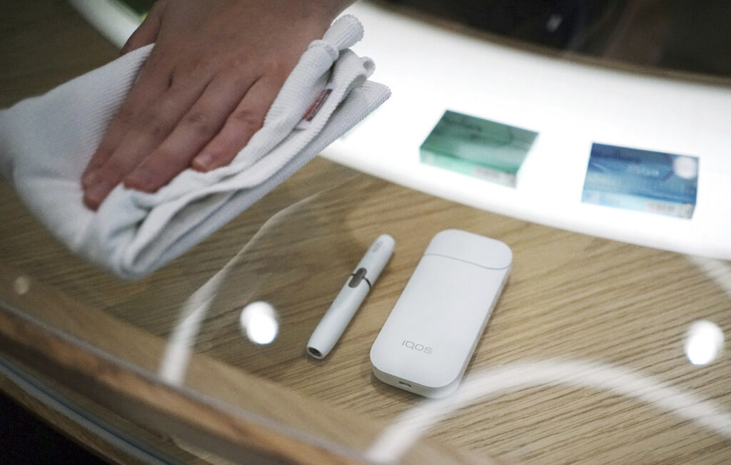 СЗО посочва сред по-популярните продукти за загряване на тютюн IQOS на Philip Morris International, Ploom TECH на Japan Tobacco International, Glo на British American Tobacco и PAX на PAX Labs.