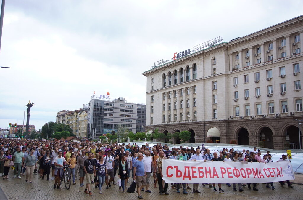 Трябва да водим война на идеи с опонентите, да се борим за сърцата на хората и главно на младите. Но не със спорадични протести на площада. Трябва да водим война на идеи с опонентите, да се борим за сърцата на хората и главно на младите. Но не със спорадични протести на площада.