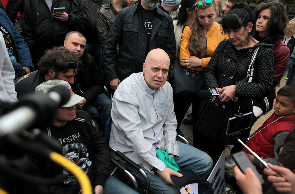 Слави Трифонов на протест пред Народното събрание през 2017 г.