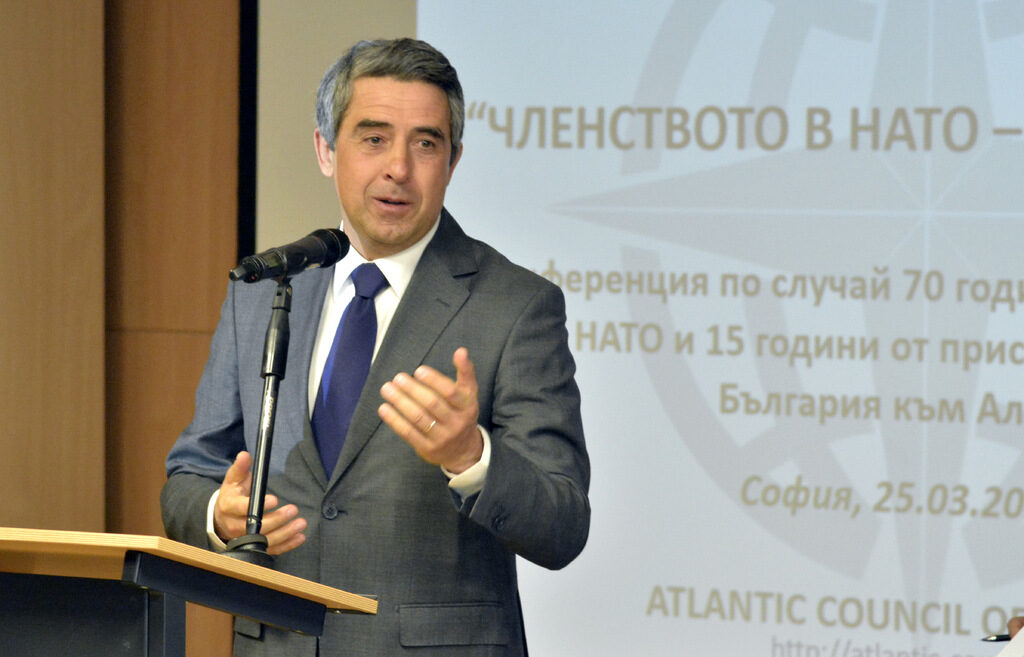 Цивилни могат и трябва да оглавяват служба "Военна информация", обяви Плевнелиев