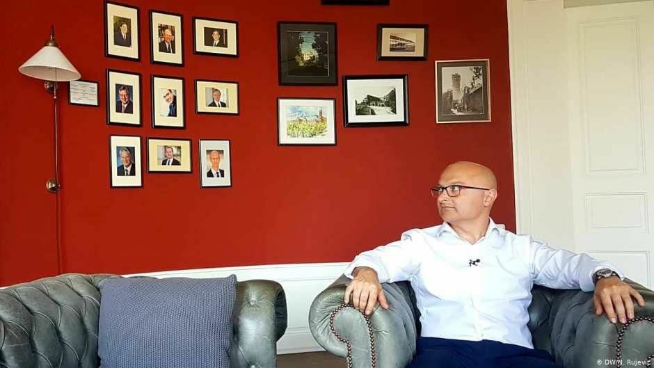 Разобличителят, който е трън в очите на сръбските политици