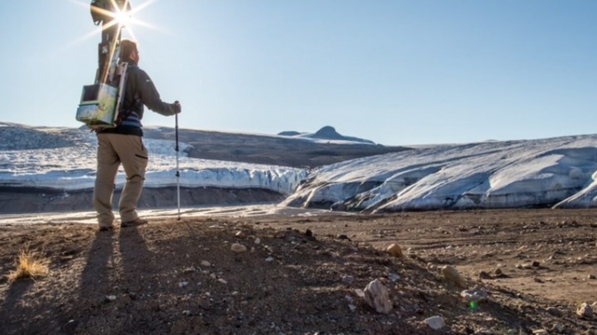 Street View Trekker е специална раница с фотооборудване, чиито камери са монтирани на върха ѝ Street View Trekker е специална раница с фотооборудване, чиито камери са монтирани на върха ѝ