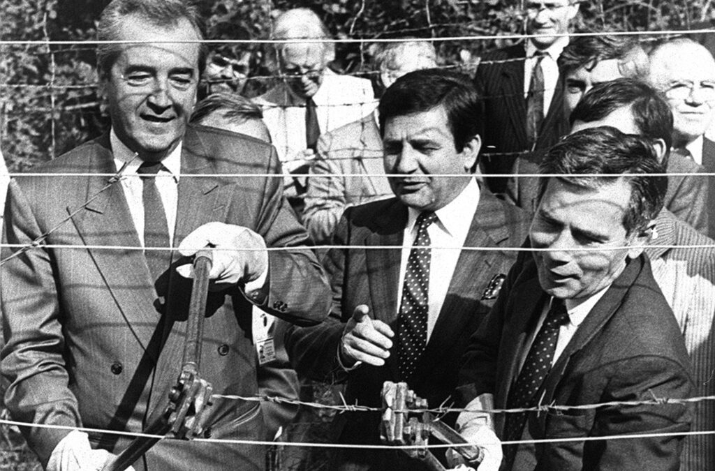 На 27 юни 1989 г. унгарският външен министър Дюла Хорн и австрийският му колега Алоис Мок символично режат граничната ограда в Шопрон.