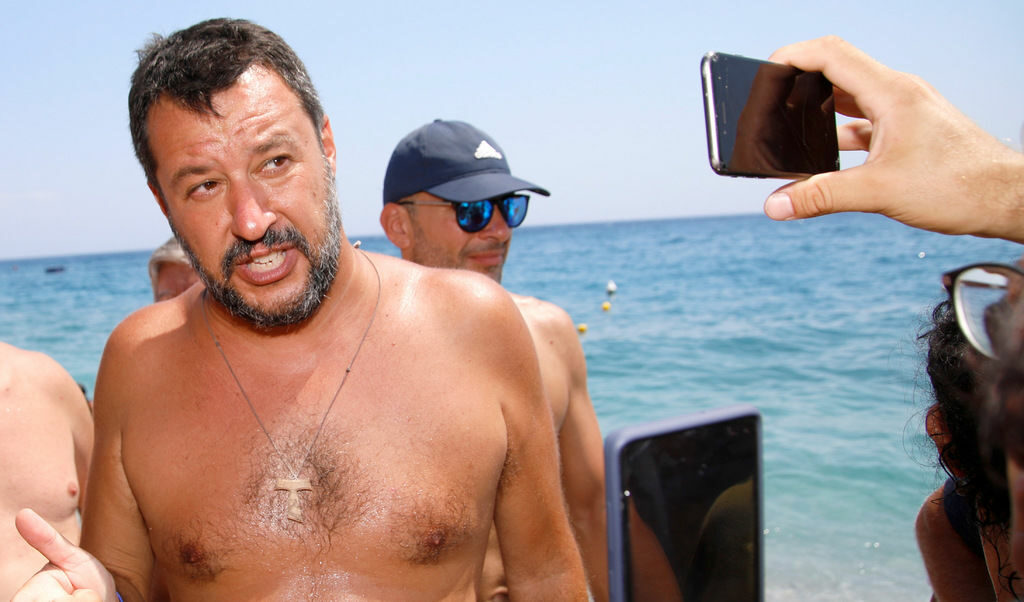 Салвини <a href="https://www.dnevnik.bg/photos/snimka_na_denia/2019/08/11/3949704_snimka_na_denia_po_djapanki_i_s_mohito_salvini/" target="_blank">на среща с привърженици </a>на плажа Капарена на сицилианския курорт Таормина. Салвини <a href="https://www.dnevnik.bg/photos/snimka_na_denia/2019/08/11/3949704_snimka_na_denia_po_djapanki_i_s_mohito_salvini/" target="_blank">на среща с привърженици </a>на плажа Капарена на сицилианския курорт Таормина.