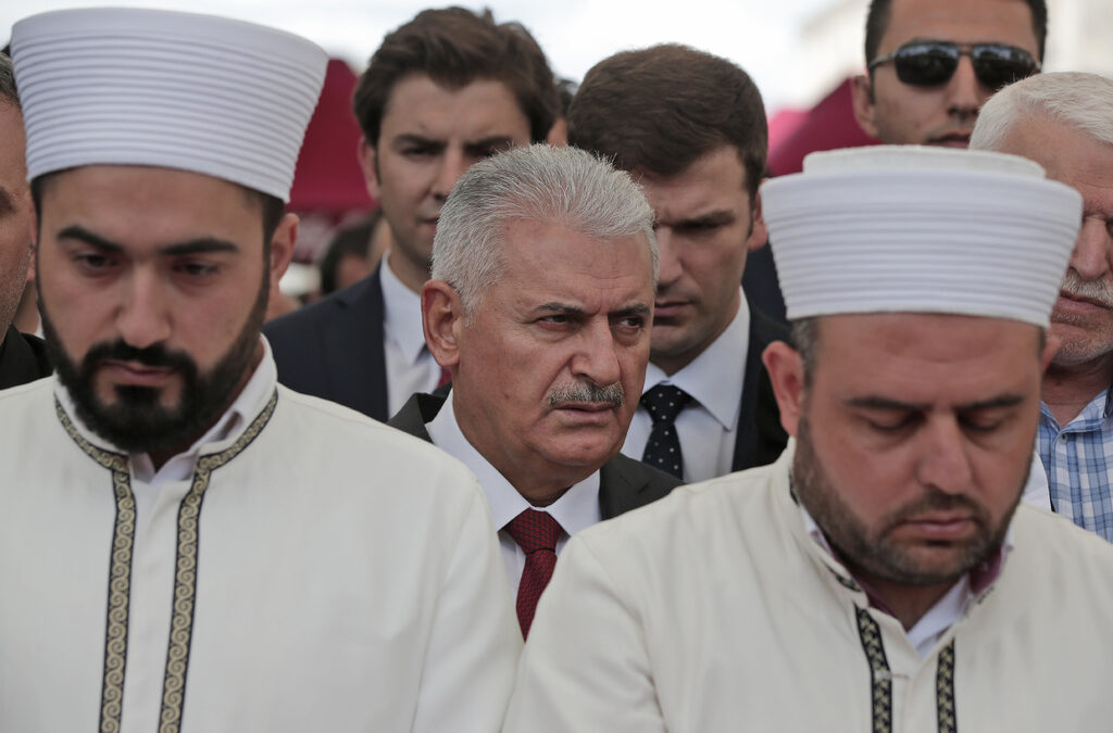 Имами с председателя на парламента и бивш премиер Бинали Йълдъръм.