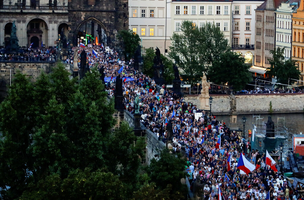 Близо 5 хил. души протестираха срещу президента и премиера на Чехия
