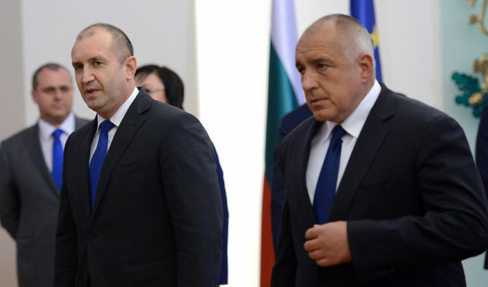 Какво става между Борисов и Радев?