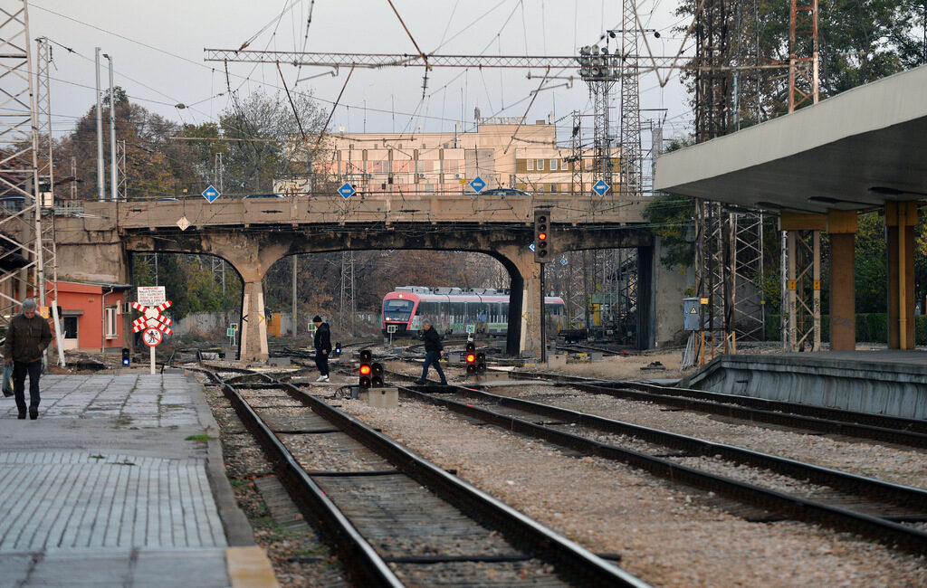 БДЖ натъпка 80 души в 50-местен автобус заради отменен влак