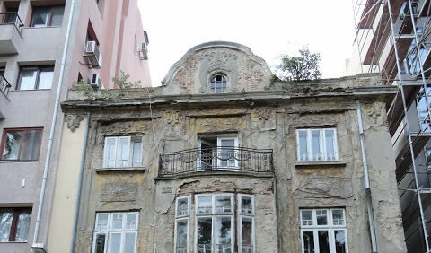 Къщата на ул. "Славянска" във Варна, преди да започне разрушаването й