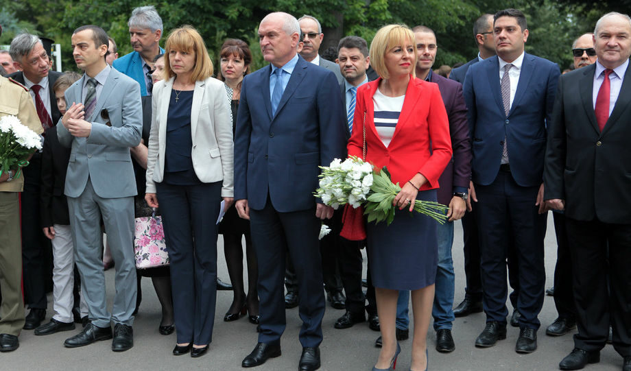 Паралелно с предизборното театро, продължава и оперетата с издигането на Гешев на мястото на Цацаров. За двете кандидат-кметици тази тема не съществува.