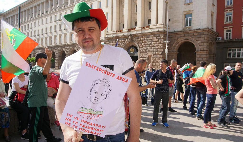 Смущава ме дълбоко презрението, което изпитваме към хората, които се страхуват за децата си, защото вярват на безмислици.