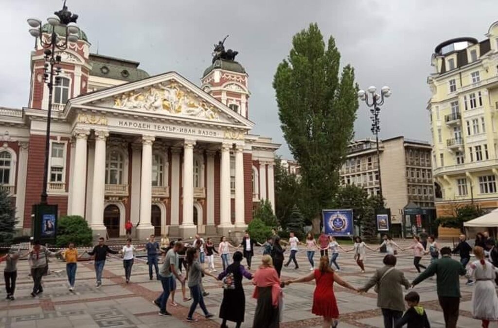 А иначе хорото да си го играят в парка например.